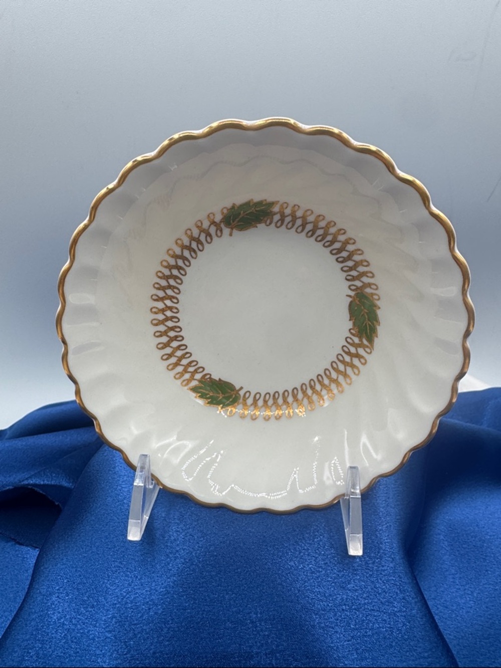 This item is a Syracuse China Champlain Coupe Fruit Bowl and felt divider.